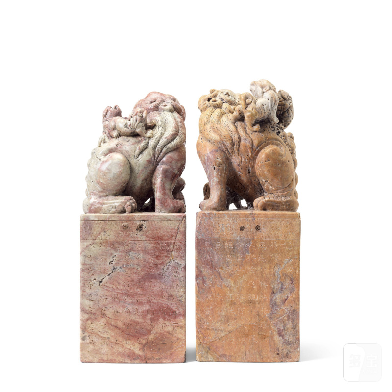 民國 壽山石雕佛獅印鈕一對 | A PAIR OF VERY LARGE CARVED SOAPSTONE 'BUDDHIST LIONS' SEALS - 图4